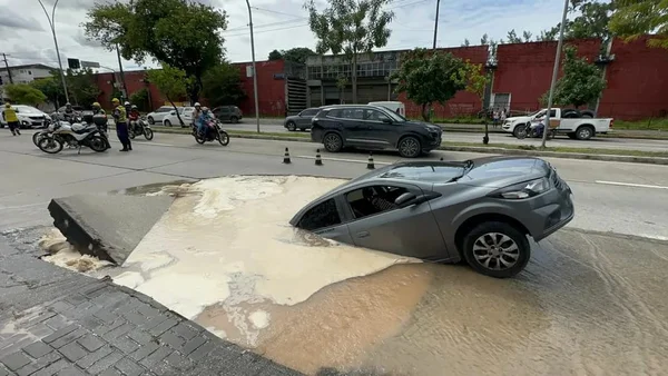 Vídeo: cratera se abre e “engole” carro por aplicativo em Recife