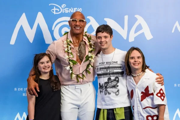 Elenco de Colegas e o Herdeiro conhece Dwayne Johnson, o The Rock