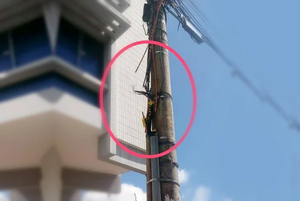 Poste com fios cortados