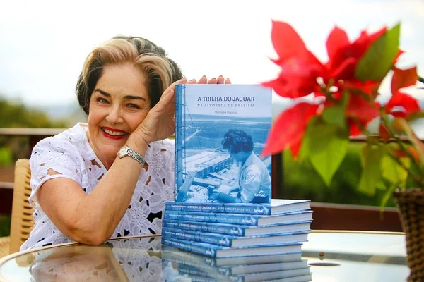 Mercedes Urquiza autografa livros em tarde musical e literária