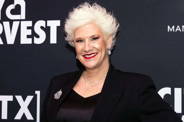 Foto colorida de Anne Burrell