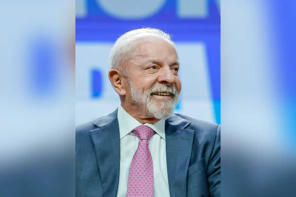 Imagens coloridas mostram o presidente Lula sorrindo durante evento