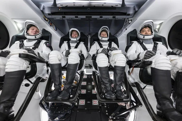 Imagem colorida dos astronautas da Crew-10 - Metrópoles