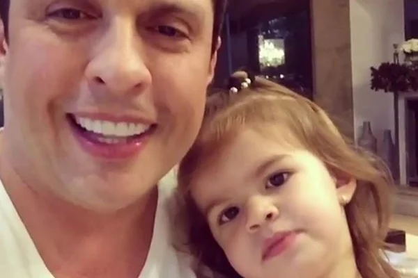 Fofura do dia: humorista Ceará ensina filha a imitar Silvio Santos