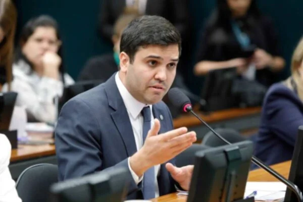 Foto colorida do deputado federal Renan Ferreirinha - Metrópoles
