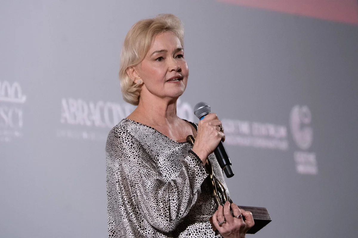 Julia Lemmertz se emociona ao receber homenagem no Festival de Brasília - imagem 3 Julia Lemmertz se emociona ao receber homenagem no Festival de Brasília - imagem 3