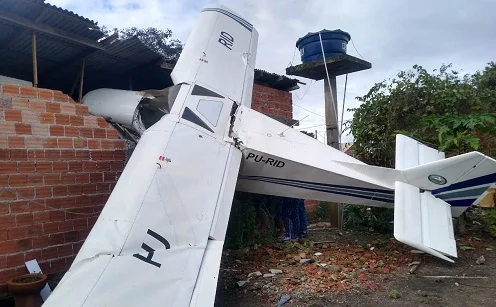 Avião cai sobre casa no Paraná; piloto é encaminhado ao hospital