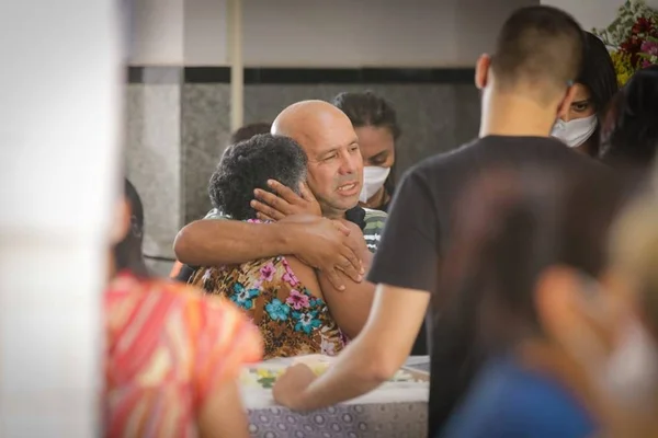 No enterro, pai de adolescente de 16 anos morto desabafa: “Revolta não trará meu filho de volta”