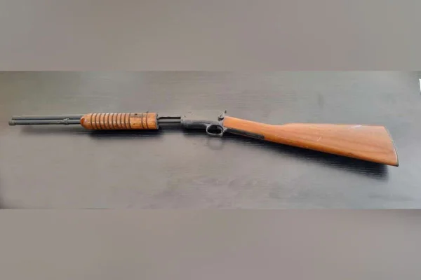 Imagem colorida de um rifle usado por um homem que baleou uma mulher grávida na cidade de Nova Odessa, interior de São Paulo - Metrópoles