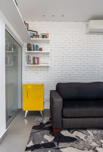 Foi criada uma sala de estar no segundo andar, com toques de cor amarelos Foi criada uma sala de estar no segundo andar, com toques de cor amarelos
