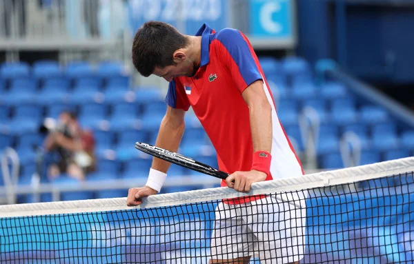 “Babaca mentiroso”: apresentadores australianos xingam Djokovic