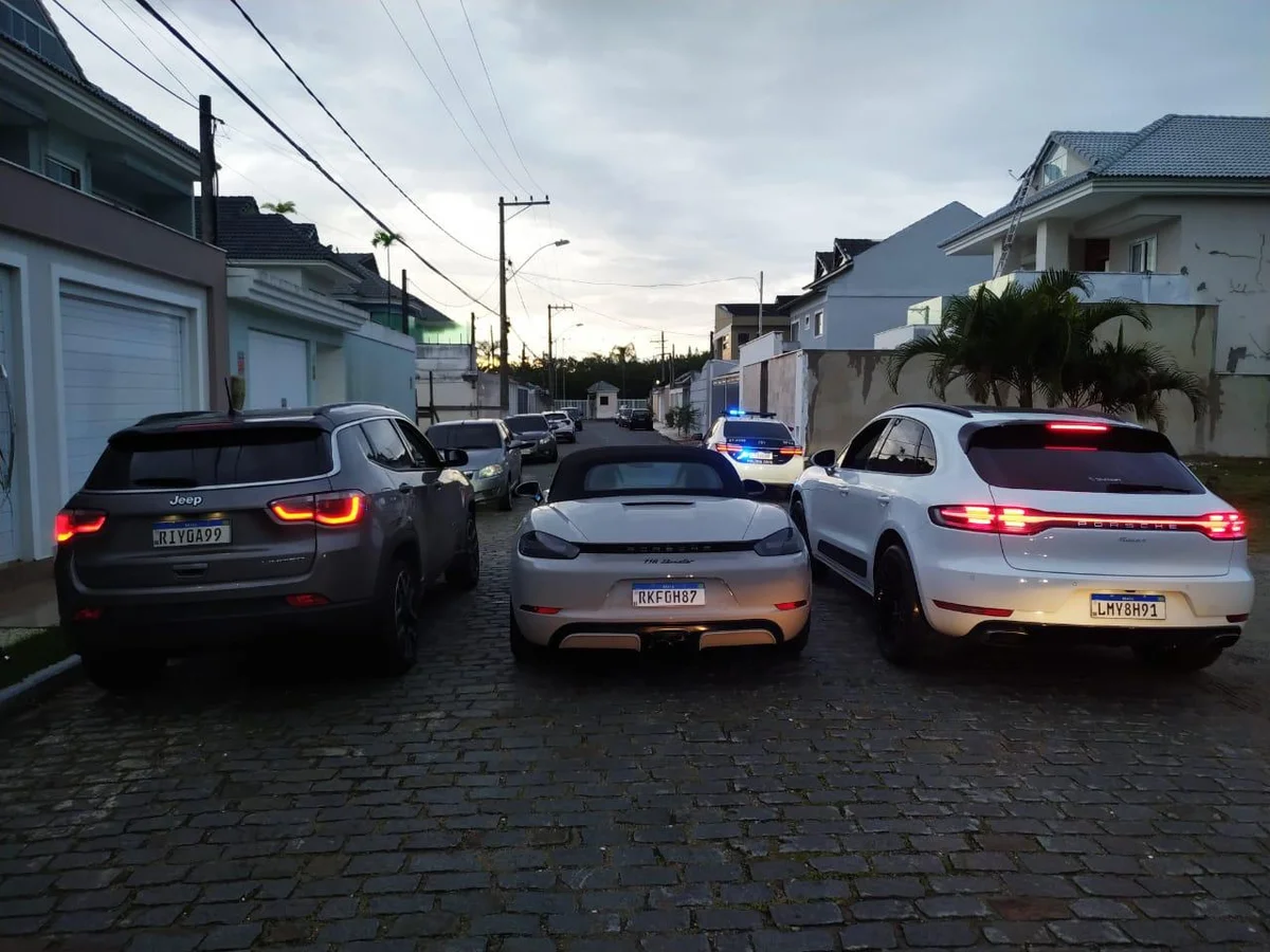 Bando usava cartões corporativos desviados para abastecer bailes no RJ - imagem 7 Bando usava cartões corporativos desviados para abastecer bailes no RJ - imagem 7