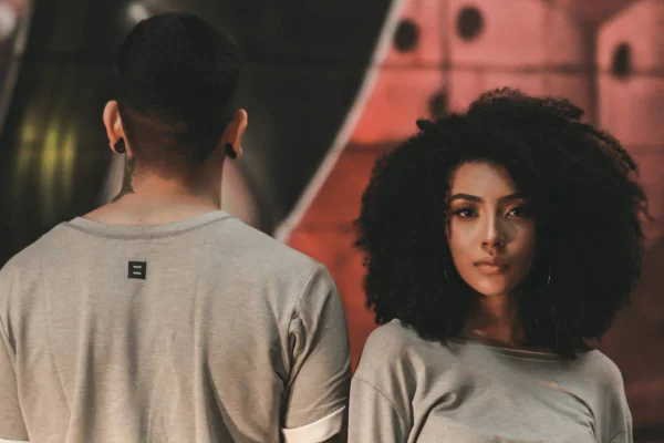 Casal de modelos com conjunto bege da marca Born Concept