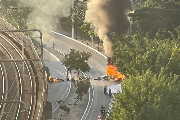 Imagem colorida de itens pegando fogo em rua de SP. Metrópoles
