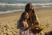 Preta Gil e a neta, Sol de Maria, são clicadas na praia Preta Gil e a neta, Sol de Maria, são clicadas na praia