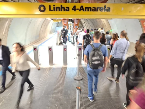 Imagem mostra passageiros na Linha 4-Amarela da ViaQuatro, de metrô
