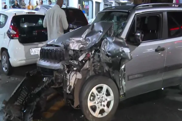 Imagem colorida, colisão deixou carros destruídos- Metrópoles