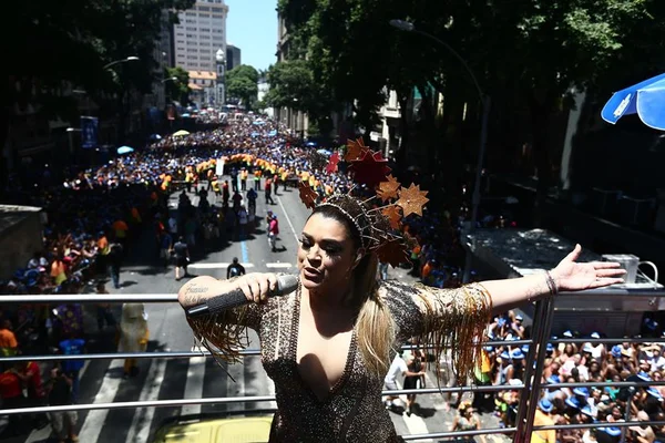 Bloco da Preta homenageia Chacrinha e agita o Rio de Janeiro