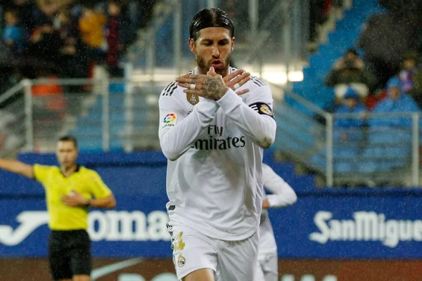Real Madrid faz 4 x 0 no Eibar, assume a liderança e seca o Barça