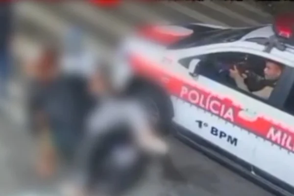 Foto colorida de viatura de PM que atirou em jovem na barraca de espetinho em Joao Pessoa, Paraíba