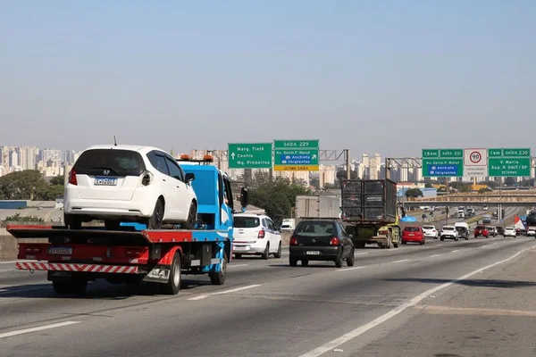 Rodovia federal com forte movimento em São Paulo monitorada pela Polícia Rodoviária Federal - Metrópoles