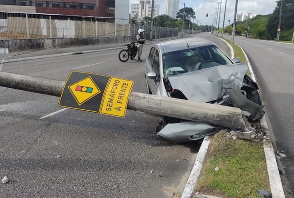 Imagem colorida de poste derrubado por carro - Metrópoles