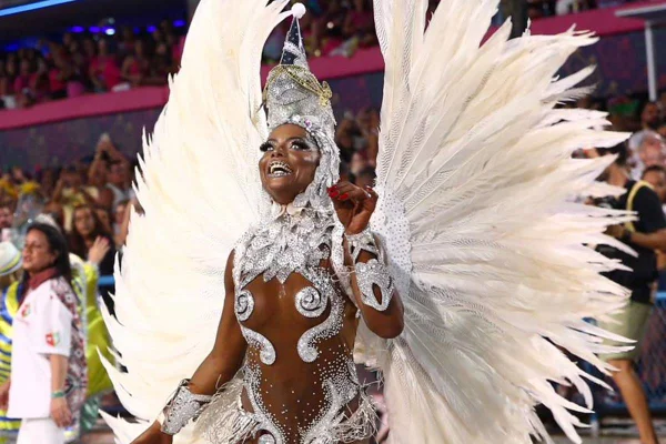 Foto colorida de Adriane Bombom no Carnaval, em desfile da Grande Rio