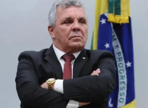Deputado Fraga silencia após ver emenda cancelada