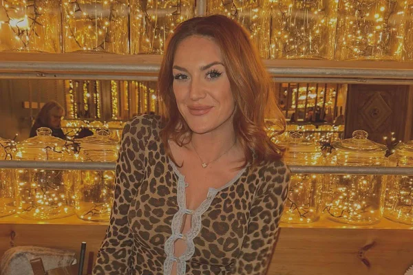 Foto colorida de uma mulher ruiva - Metrópoles