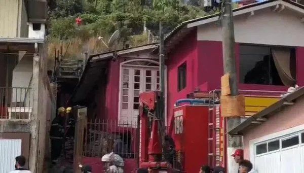 Três crianças morrem após casa pegar fogo em Santa Catarina