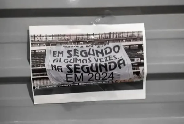 Cartaz de corintianos contra santistas - Metrópoles