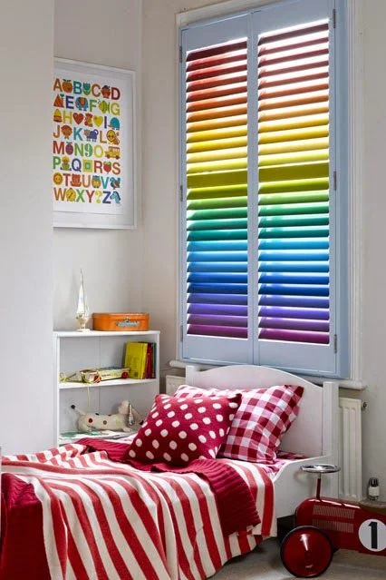 A persiana neutra ganhou uma nova cara com a pintura colorida A persiana neutra ganhou uma nova cara com a pintura colorida