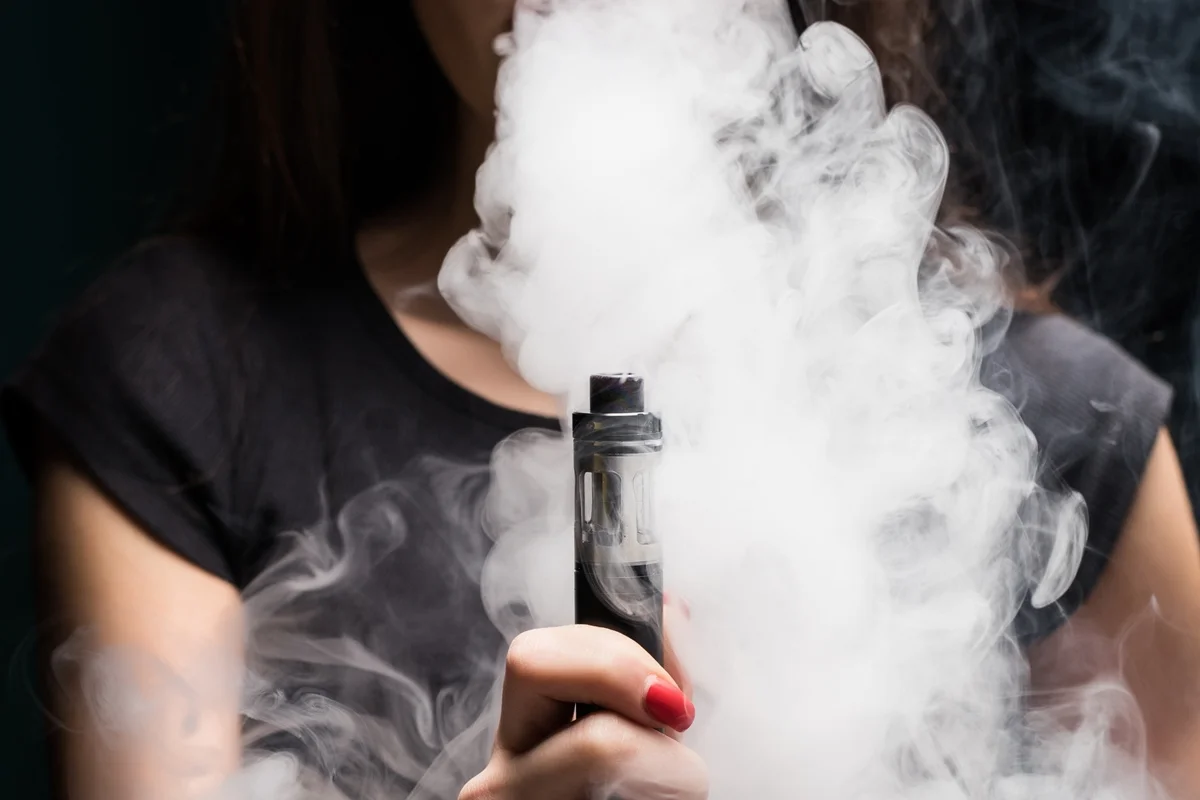 Vape pode causar mais prejuízo pulmonar que cigarro comum, diz estudo