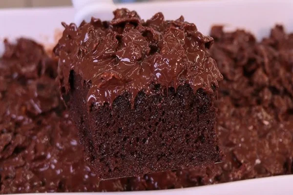 Imagem colorida de bolo de chocolate com cobertura crocante de cereal - Metrópoles
