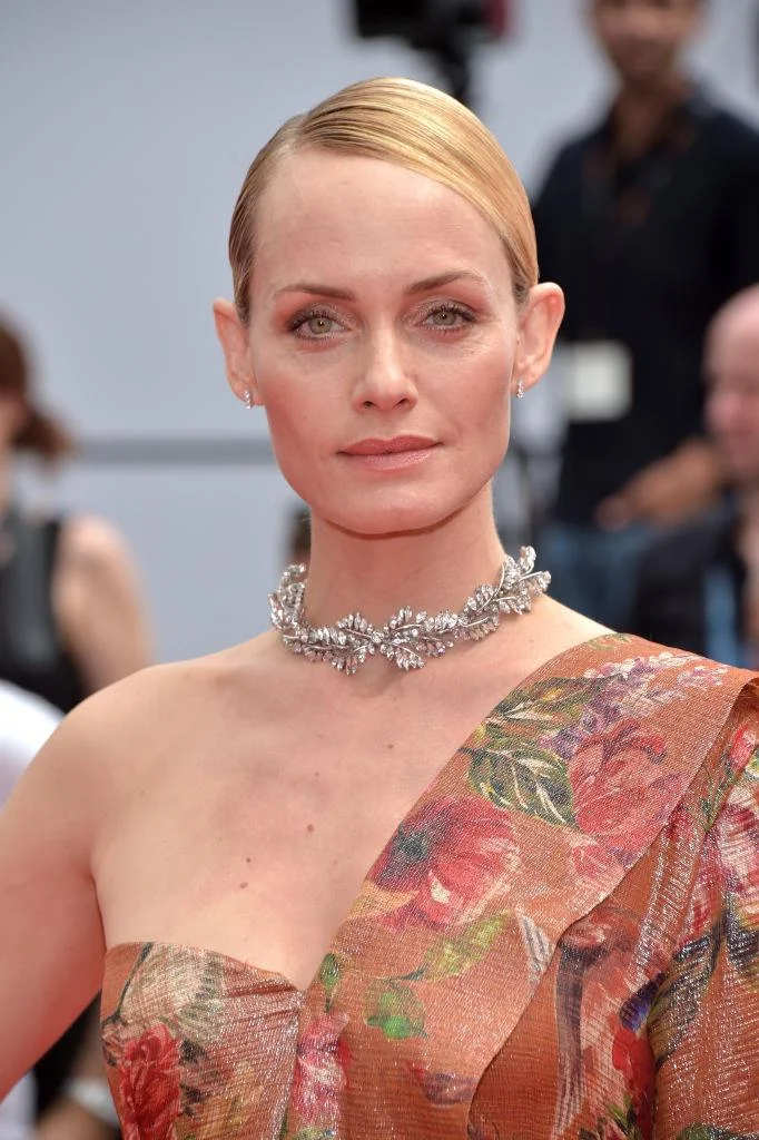 A modelo Amber Valletta foi com cabelo preso, rígido e risca lateral A modelo Amber Valletta foi com cabelo preso, rígido e risca lateral