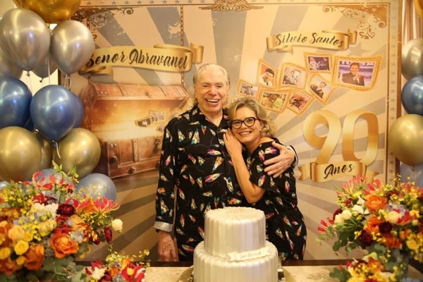 Cintia Abravanel posa ao lado do pai, Silvio Santos, no aniversário de 90 anos - Metrópoles