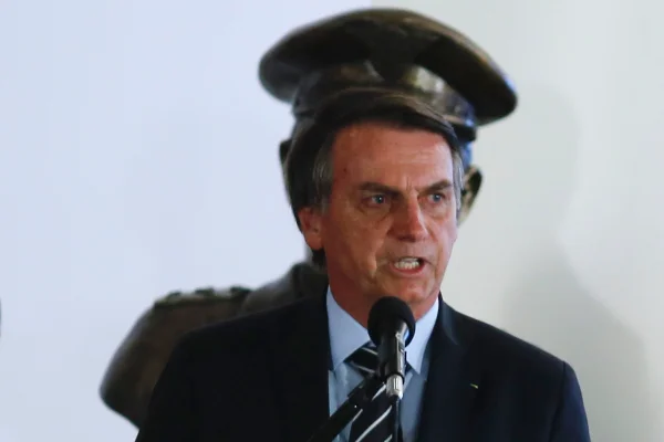 Bolsonaro descarta apoiar possível intervenção militar na Venezuela