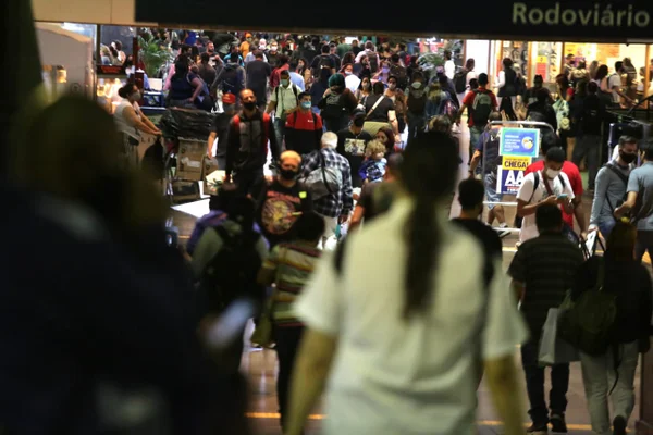 Fim da pandemia depende de “comportamento humano”, diz diretora do CDC