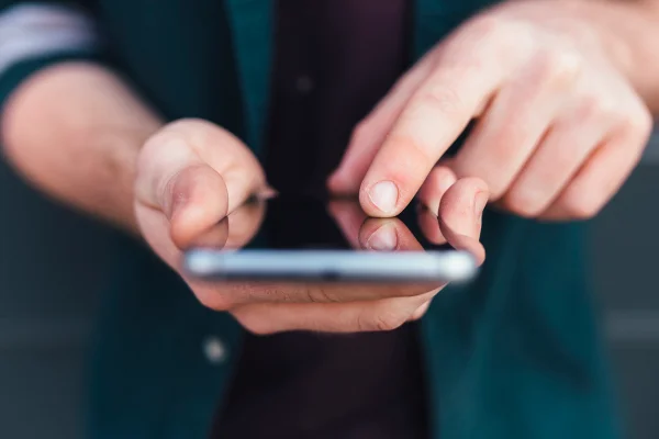 Fotos colorida de homem branco mexendo no celular - limpo