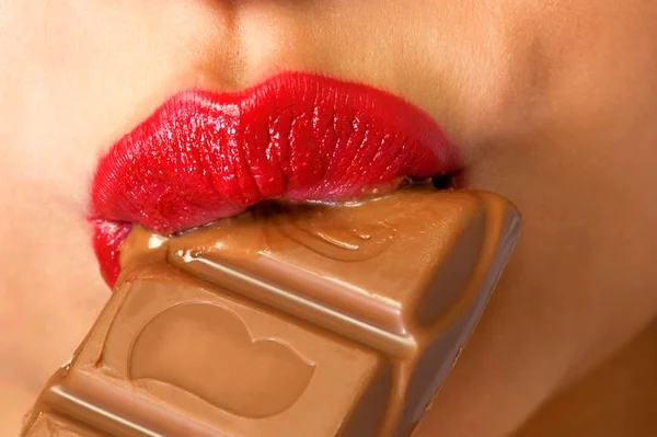 Dia Mundial do Chocolate: 4 formas de usar o alimento na hora do sexo