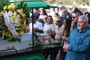 Familiares acompanharam a despedida de Valentina nesta terça-feira (8/7)