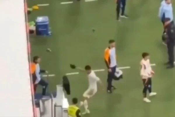 Foto colorida de Bellingham chutando VAR após derrota do Real Madrid - Metrópoles
