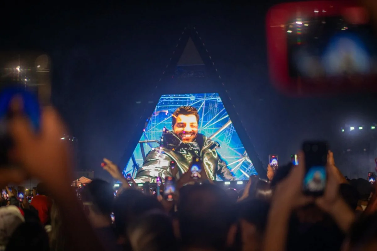 Luz, fogos e espetáculo: Alok leva multidão ao aniversário de Brasília - imagem 4 Luz, fogos e espetáculo: Alok leva multidão ao aniversário de Brasília - imagem 4