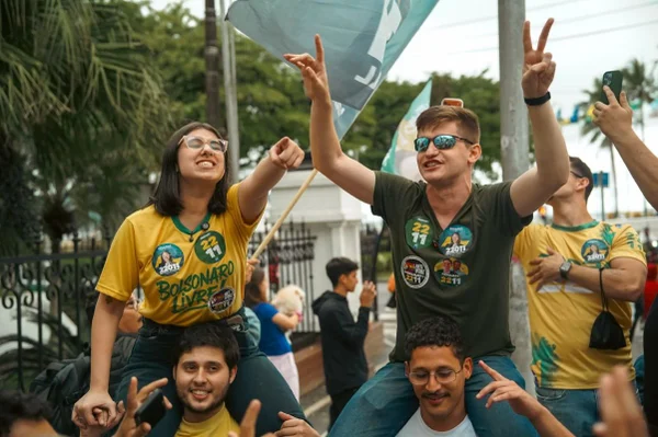Imagem colorida mostra Lucas Pavanato, candidato que criticou funk e usou gênero em jingle. Metrópoles