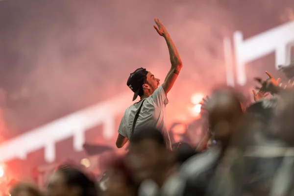 Imagem colorida da torcida do Atlético MG