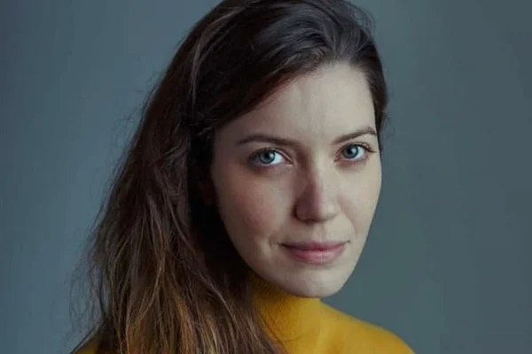 Nathalia Dill muda de visual para viver professora em novo filme