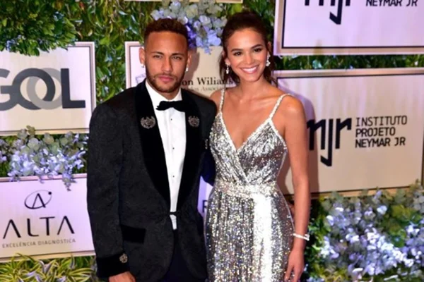 Neymar Jr. aparece em rara foto com os pais de Bruna Marquezine