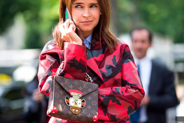 Bolsas com monogramas conquistam fashionistas nesta temporada