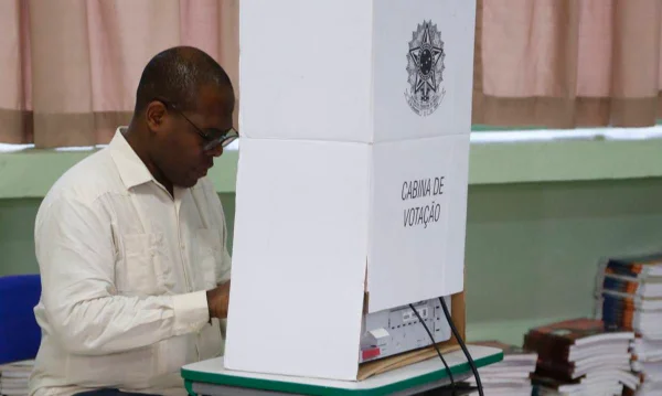 Imagem colorira do Ministro Silvio Almeida votando na eleição para conselhor tutelares