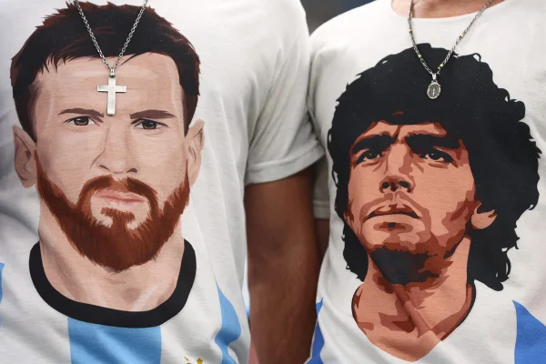 Camisa gigante de Messi sobrevoa Rosário, cidade natal do craque; veja